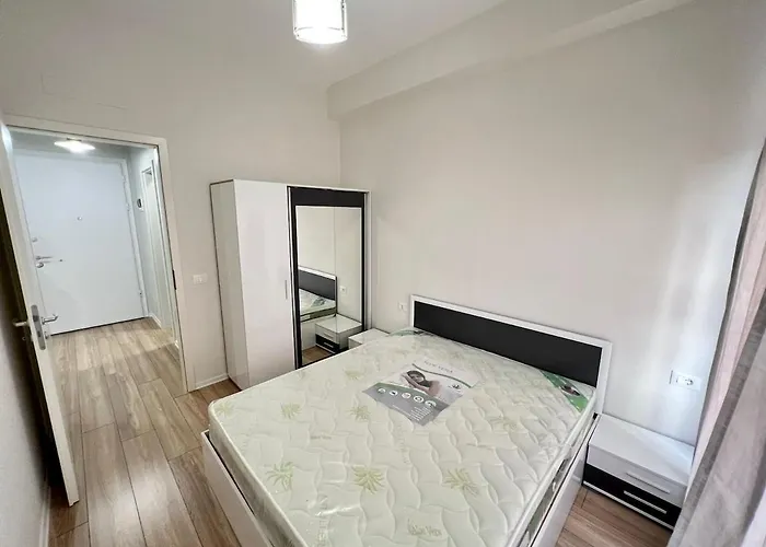 Small Cozy 티라나